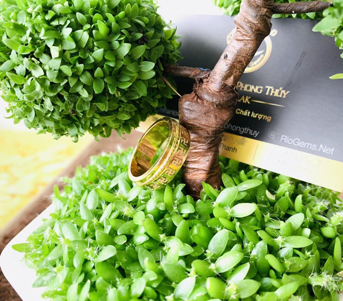 Nhẫn 1 hàng chữ VẠN vàng 18K