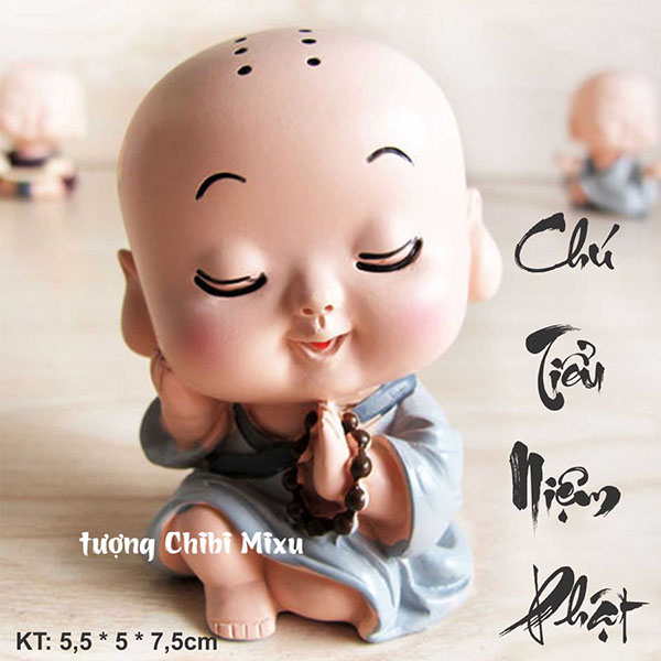 Tượng chibi chú tiểu niệm Phật