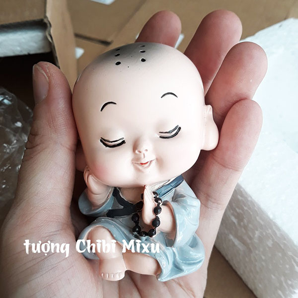 Tượng chibi chú tiểu niệm Phật