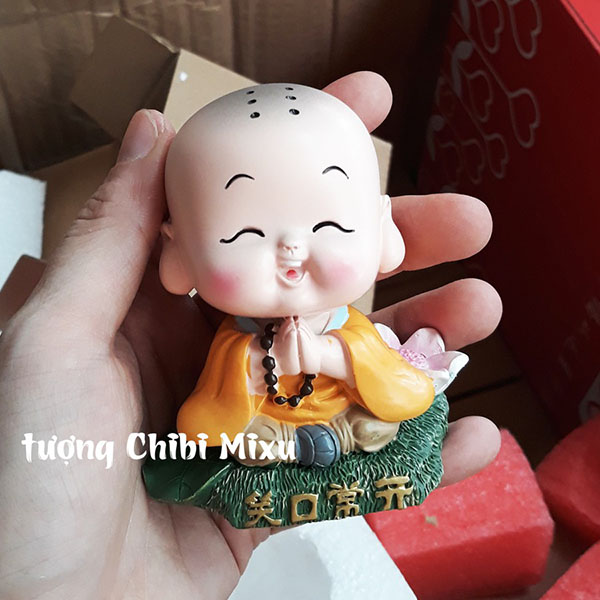 Tượng chibi chú tiểu tươi cười