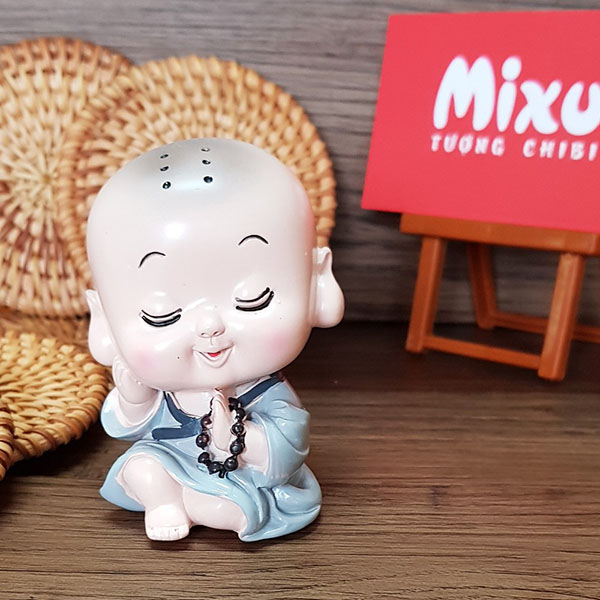 Tượng chibi chú tiểu niệm Phật