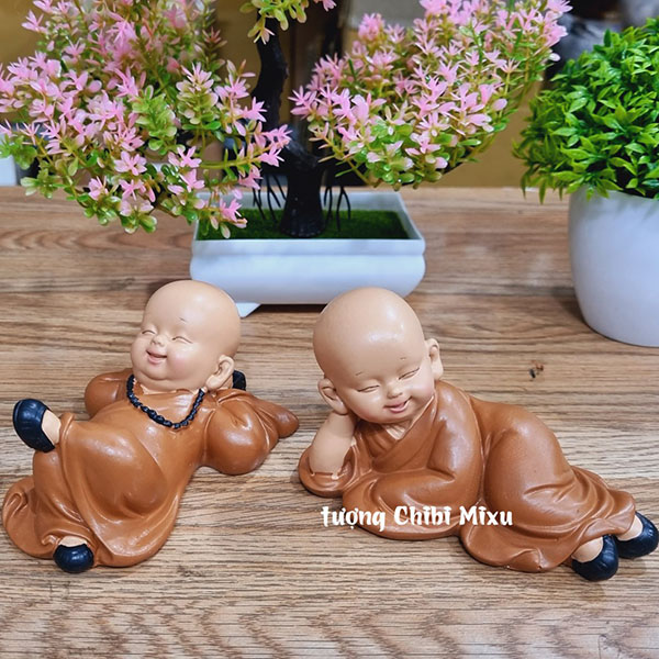 Tượng chú tiểu an nhiên áo nâu - mẫu nằm