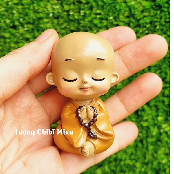 Tượng chú tiểu áo nâu nhí 7cm mẫu niệm phật đáng yêu